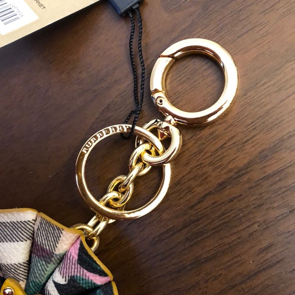 Burberry Flower Keychain - Picture 5 of 8